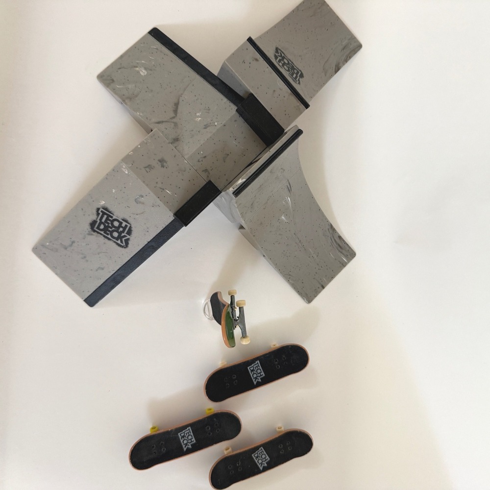 Tech Deck Fingerboard Skatepark Ramp Set + 4 Skateboards Spin Master 2009